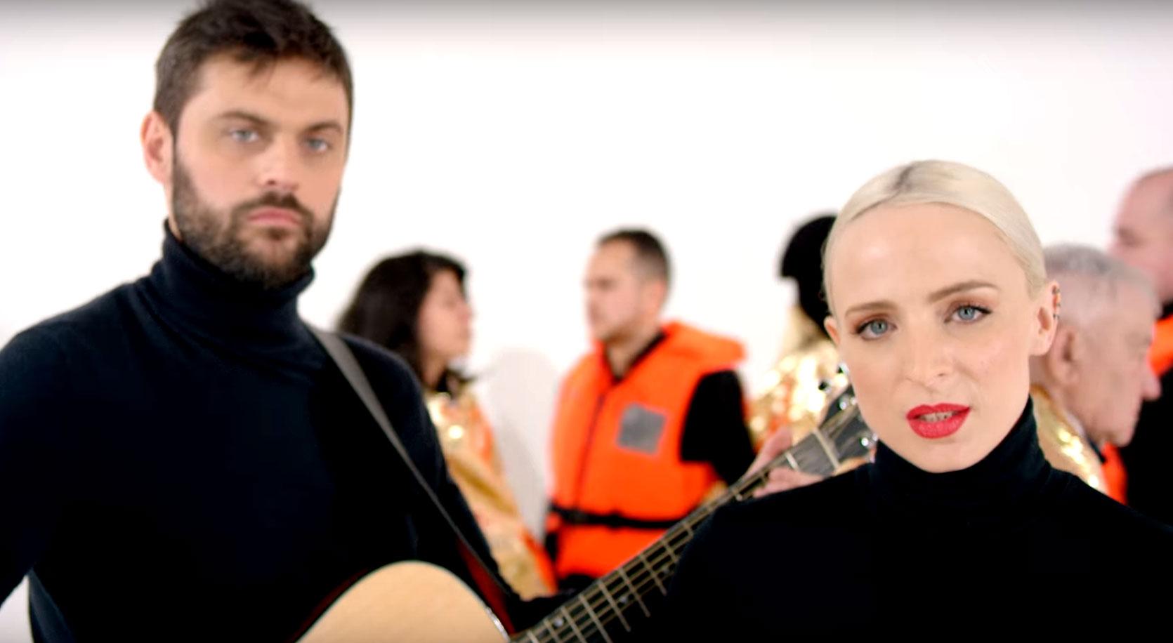 Текст песни Comme une reine (Madame Monsieur) с переводом